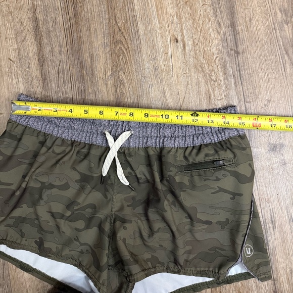 Vuori • Camo Clementine Shorts - Picture 3 of 7